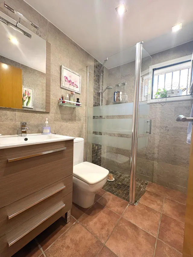 Torre con piscina en parcela llana de 845m2 — 22