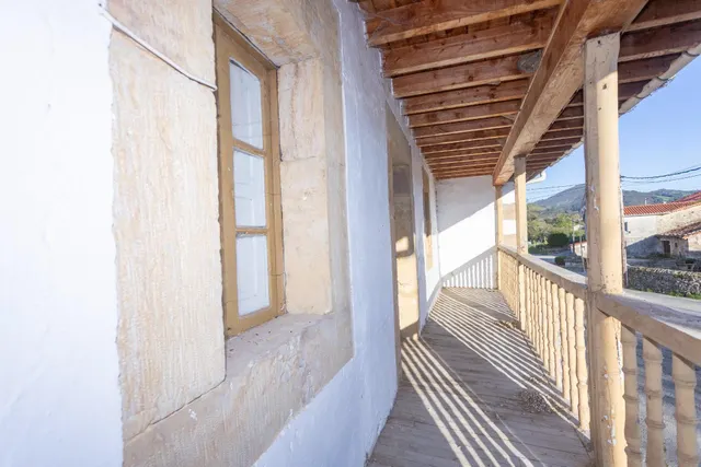 Casona montañesa y cuadra de piedra — 27