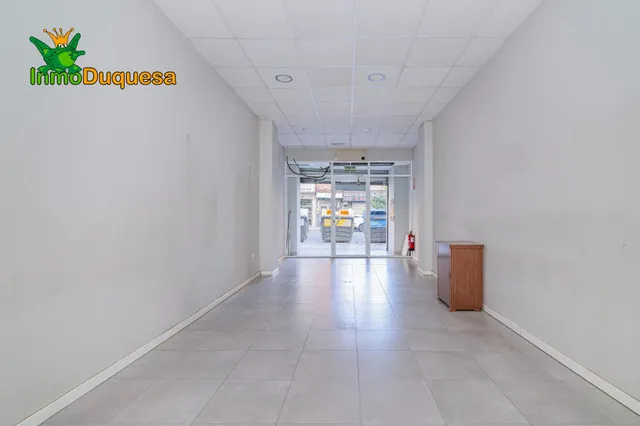 Local comercial junto a la Avenida de américa. Para empezar mañana mismo. — 12