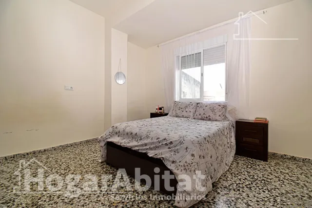 Amplitud y luz mediterránea en este piso totalmente reformado con terraza en Oliva — 13