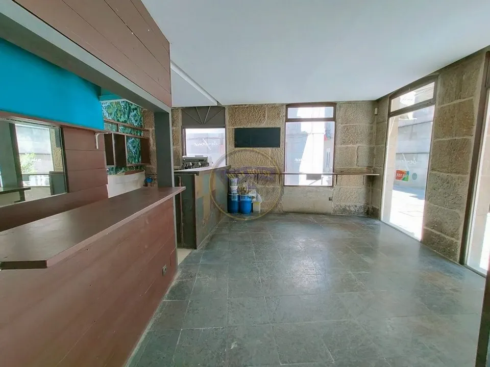 LOCAL CON SALIDA DE HUMOS, CON LICENCIA DE "RESTAURANTE SIN MÚSICA" EN EL CASCO VELLO