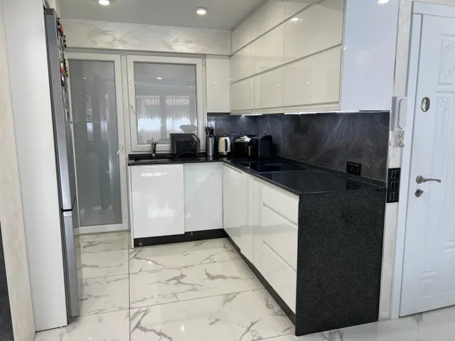 Apartamento reformado con terraza, en la provincia de Alicante, en la ciudad de Torrevieja. 3 habitaciones | 98 m2 | A 60 metros del mar — 12