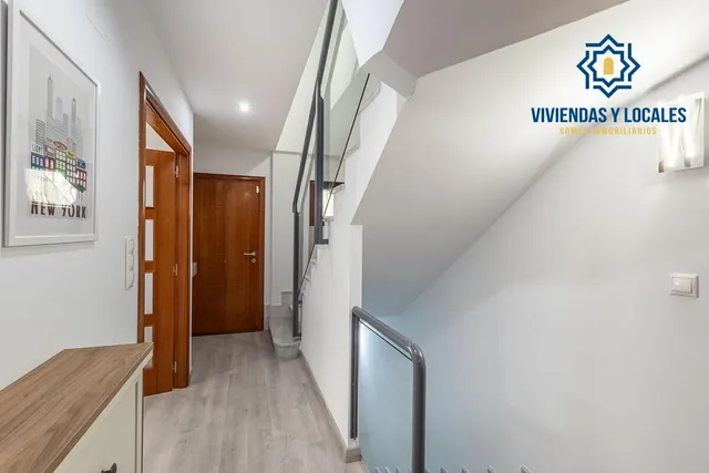 Amplia casa de 182 m2 con patio, gran sótano y a menos de 5 minutos del metro — 13