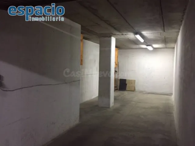 VENTA GARAJE CERRADO ZONA ALTA — 2