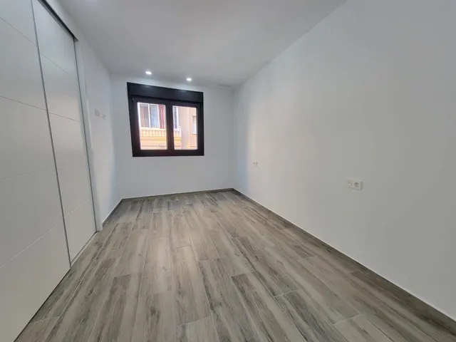 Moderno apartamento muy espacioso, en esquina, 3 dormitorios, 3 baños, parking, piscina, a 5 minutos a pie de la Playa del Cura — 29