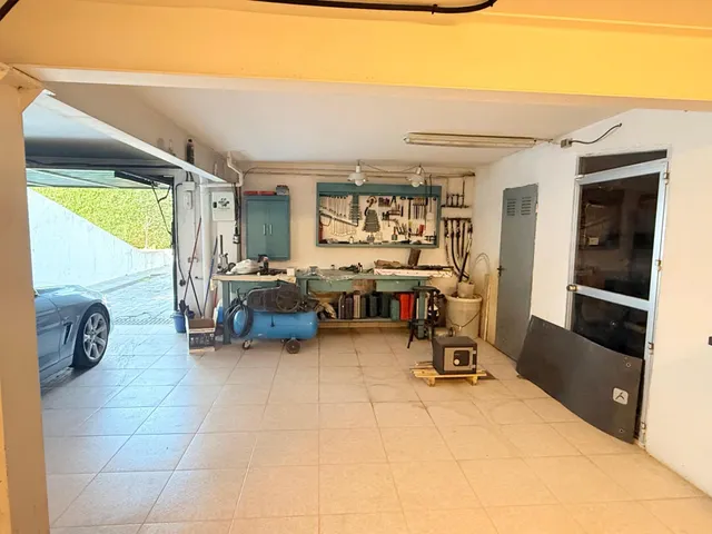 VENTA EN PLENO DOMINIO · Gran chalet de 545 m2 con placas solares y parcela privada de 3.000 m2 · Boadilla del Monte — 39