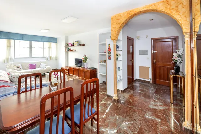 Amplio piso de 4 dormitorios en la prestigiosa urbanización Jardín de la Reina. Garaje y trastero — 4