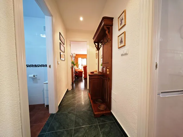 PISO CENTRICO EN FUENGIROLA CON VISTAS LATERALES AL PUERTO JUNTO A LA PLAYA. PERFECTO ESTADO — 24