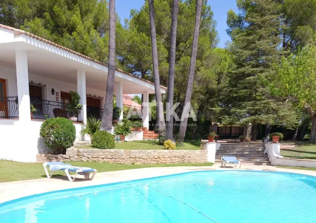 CHALET EN ONTINYENT CON PISCINA, JARDÍN Y AMPLIOS ESPACIOS - foto 2