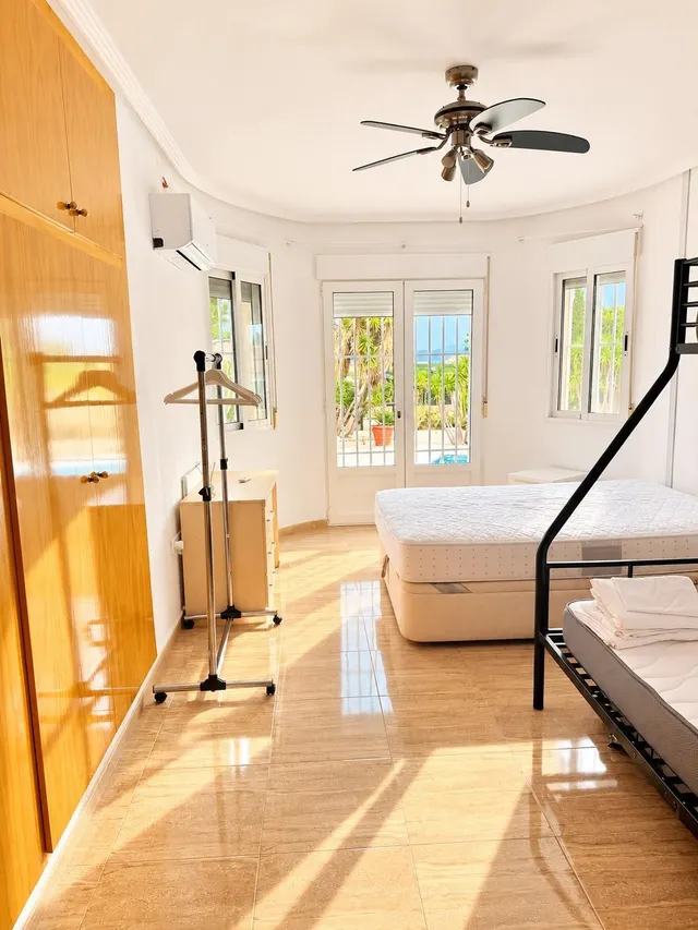 Chalet con piscina privada y parcela — 12