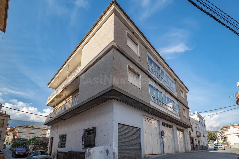 TRES AMPLIOS PISOS,LOCAL COMERCIAL , GARAJES Y GRAN SOLAR, EN EN CENTRO DE ORGIVA