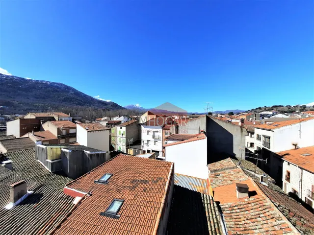 PISO EN VENTA EN NAVALUEGA, EN EL CENTRO DEL  PUEBLO — 33