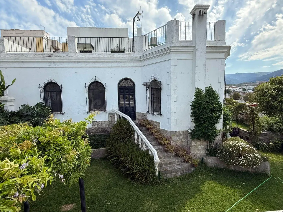 Espectacular vivienda con encanto, amplitud y jardín privado