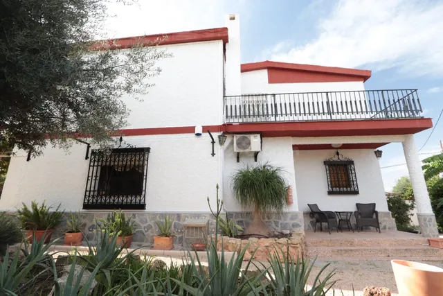 CHALET INDEPENDIENTE EN TENTEGORRA DE MAS DE 600 M2 DE PARCE