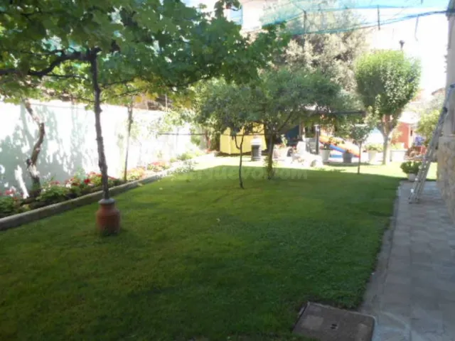 CASA A 4 VIENTOS ESTILO RUSTICO CON JARDÍN EN VENTA - foto 2