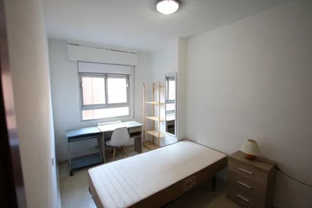 Traumatología (zona). Piso amueblado. 4 dormitorios .2 baños. Estudiantes. Calefacción central — 6