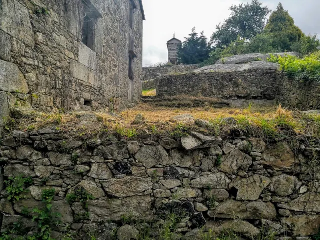 Conjunto de viviendas semirestauradas en Baio — 44