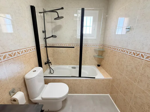 Un chalet totalmente reformado con vistas a la montaña — 28