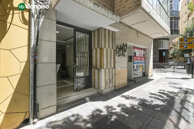 EXCLUSIVO PISO DE 253 m2 EN GRANADA CENTRO – 2.800 €/MES DE RENTABILIDAD — 34