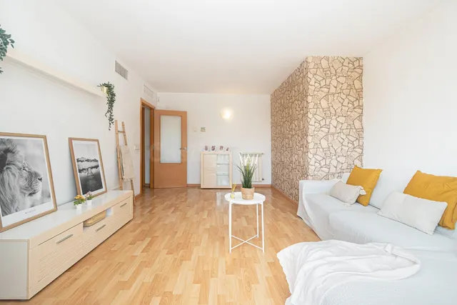 Maravilloso piso de tres dormitorios, parking y trastero - foto 3