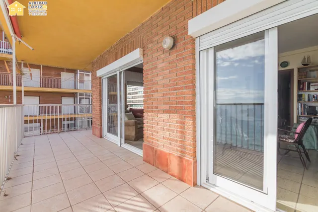 Apartamento en venta en primera línea de playa en Los Arenales del Sol, la propiedad está afectada por la Ley de Costas — 46