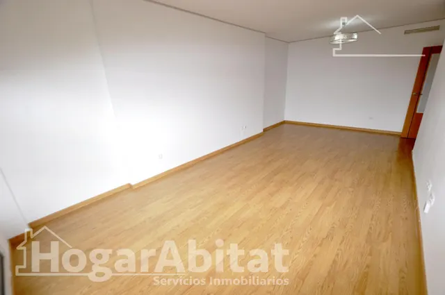 ¡Zona centro! Amplio y luminoso con garaje y balcón de vistas despejadas — 22