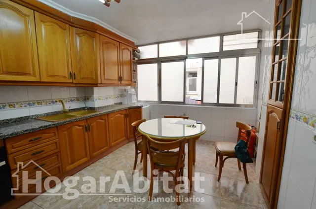 Alto, luminoso y exterior con balcón — 8