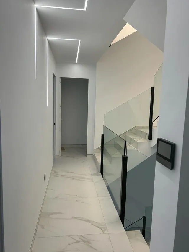 Villa moderna con vistas panorámicas al mar y a la montaña — 14
