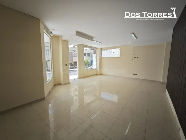 $us 65.000 Amplio local comercial en planta baja, final Juní - foto 5
