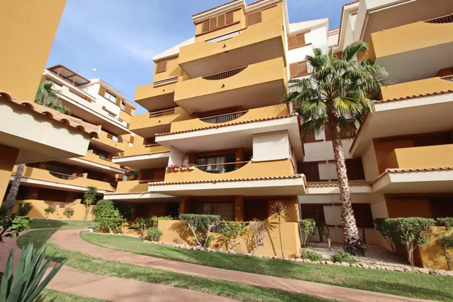 Soleado apartamento con vistas a la piscina en La Entrada, Punta Prima, Costa Blanca — 38