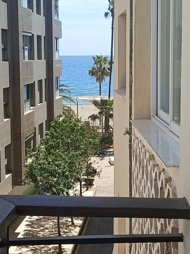 Apartamento en 1ª línea de playa en Estepona con terraza y vistas al mar — 8