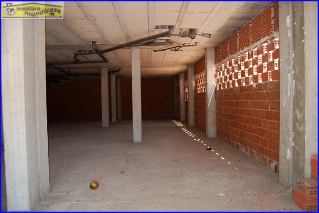 Amplio local comercial en planta baja y sótano con fachada a carretera — 9