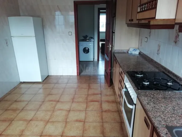 Edificio de dos alturas y cuatro vivendas cerca del bosque y