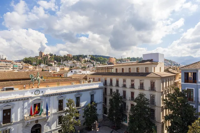 GRAN PISO EN PLAZA DEL CARMEN FRENTE AL AYUNTAMIENTO. — 41