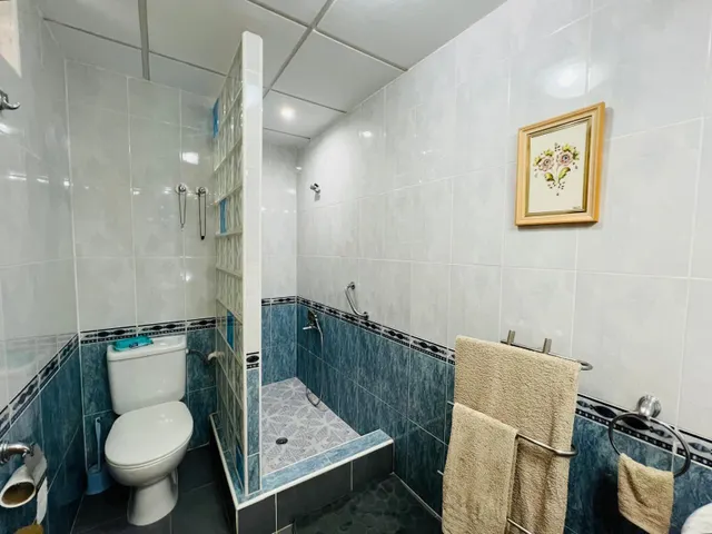 Chalet adosado de 3 dormitorios con terraza y piscina comunitaria en Playa Flamenca — 13
