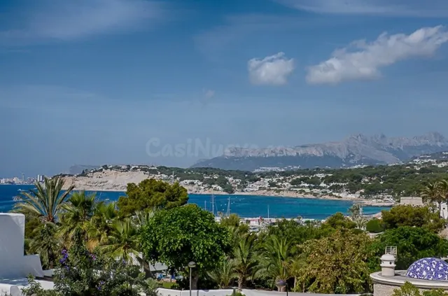 PARCELA CON VISTAS SOBRE EL PUERTO DEPORTIVO DE MORAIRA CON 