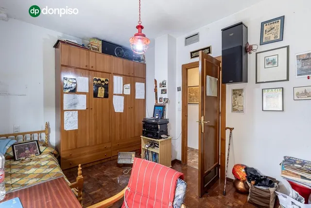 Pisazo en paseo del salón - Granada — 24