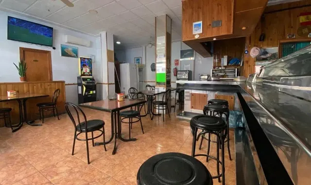 TRASPASO de bar-cafetería en funcionamiento – 10 años de trayectoria, terraza y clientela fija — 12