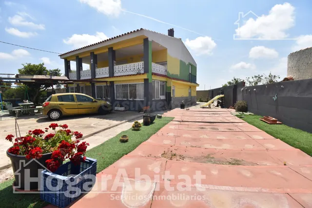 CHALET RÚSTICO CON PISCINA, TERRAZA Y PARKING — 3
