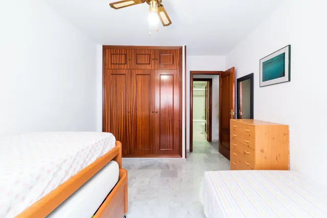 EXCEPCIONAL OPORTUNIDAD, PISO  EN CALAHONDA. — 25