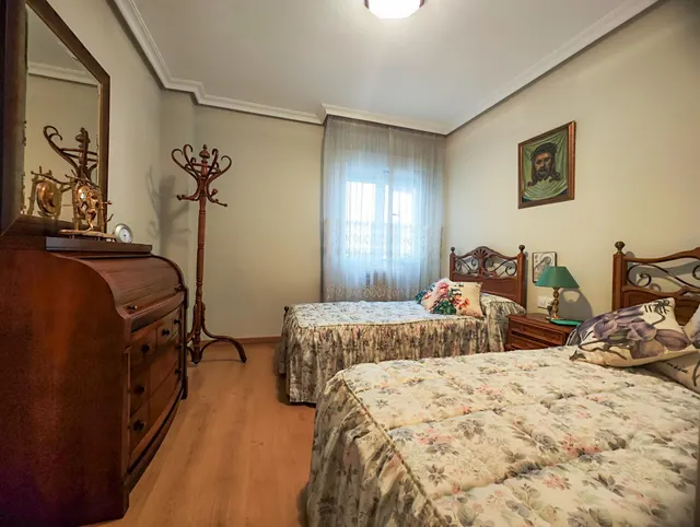 Piso Zona Plaza Mariana Pineda. — 33