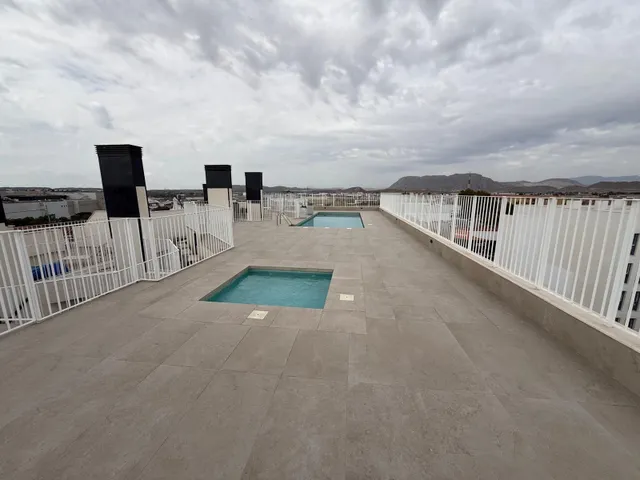 Luminoso apartamento semi-nuevo con terraza, piscina y parking — 42
