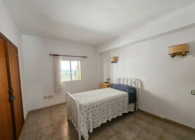 Exceptional Detached Corner Villa with Swimming Pool and Prime Location — 39