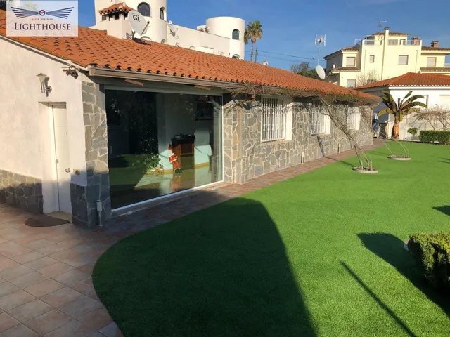 Casa familiar renovada con excelente ubicación. — 23
