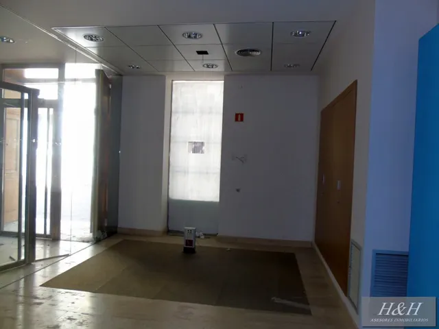 Se alquila oficina/local en Zona Ayuntamiento. / HH Asesores, Inmobiliaria en Burjassot/. — 9