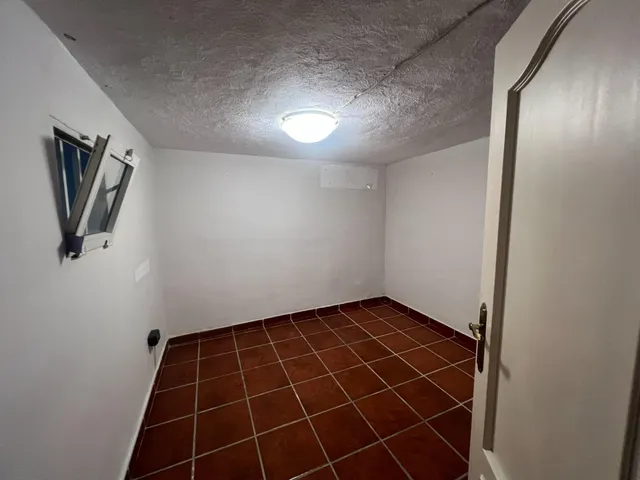 AMPLIO ADOSADO CON GRAN SOTANO — 16