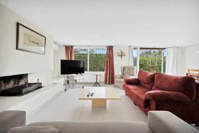 Alquiler larga temporada - Villa Privada con Piscina y Amplio Jardín en Cerrado de Elviria, Marbella — 23