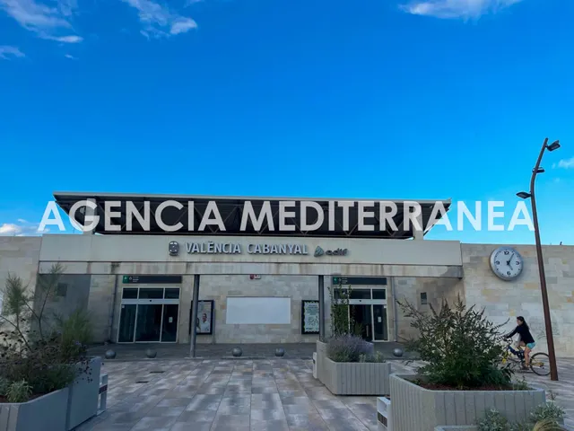 ¡Gran oportunidad de inversión y negocio en Ayora! Local comercial de 158 m2 junto al metro — 8