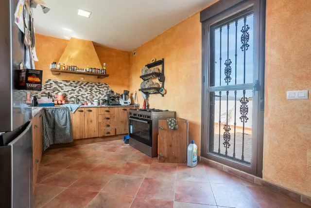 Casa con parcela en perfecto estado — 28