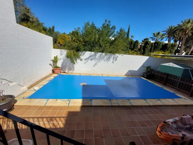 Casa chalet con 6 habitaciones y piscina privada en zona de 